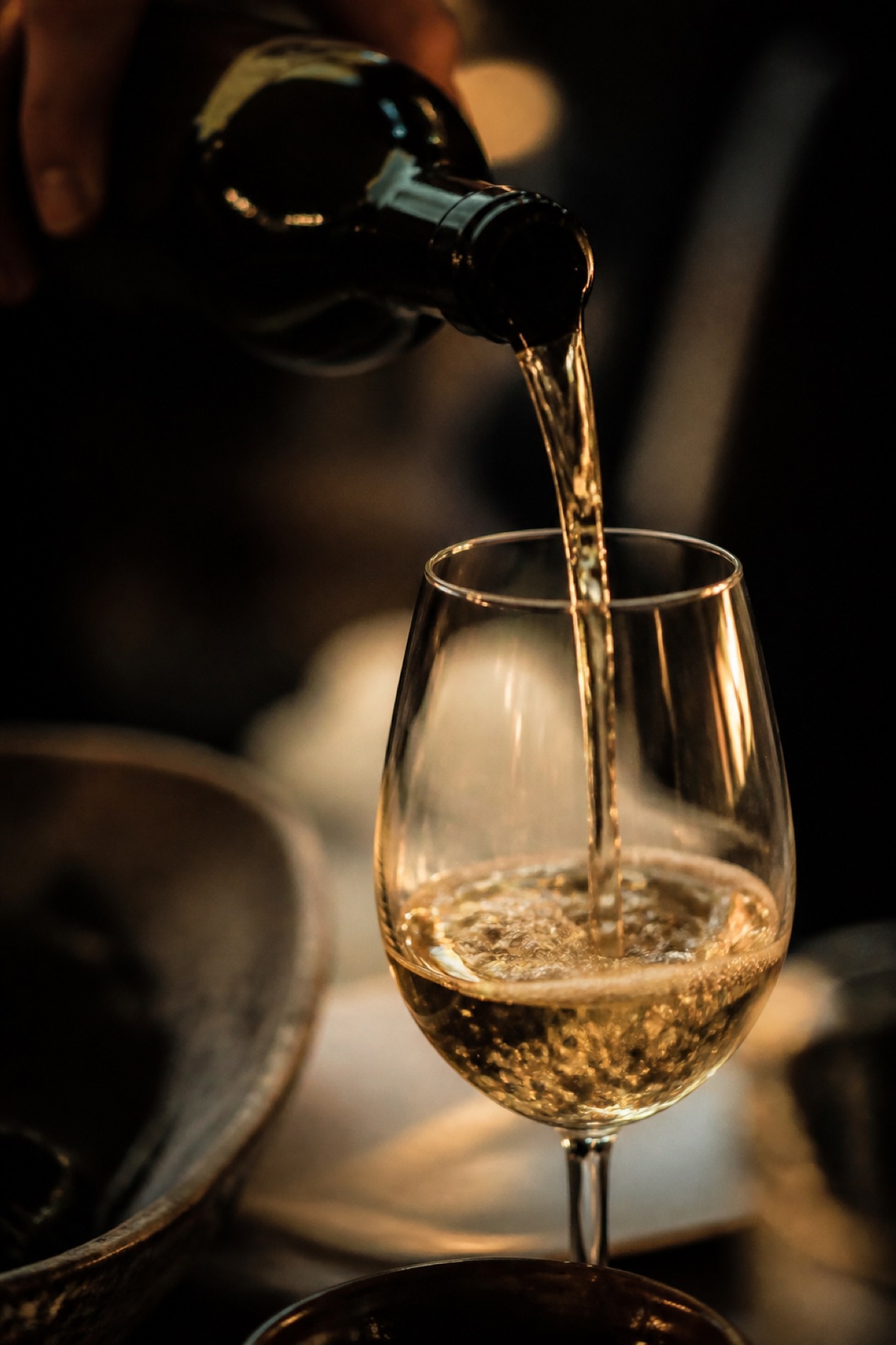Wein wird eingeschenkt (KI-generiert)